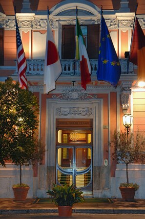 Facciata della struttura - sera/notte