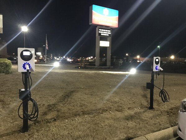 Electric vehicle charging station