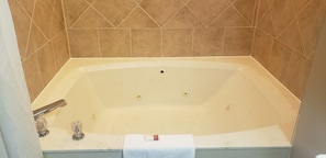 Jetted tub