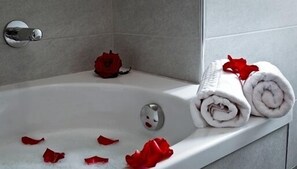 Deep-soaking bathtub