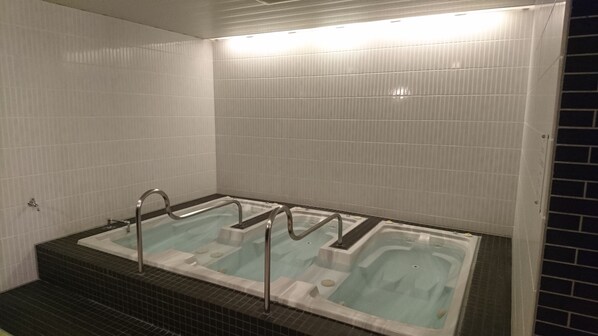 Indoor spa tub