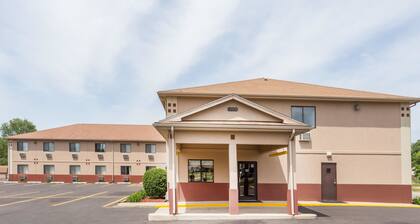 Super 8 by Wyndham Rock Falls Sterling Area