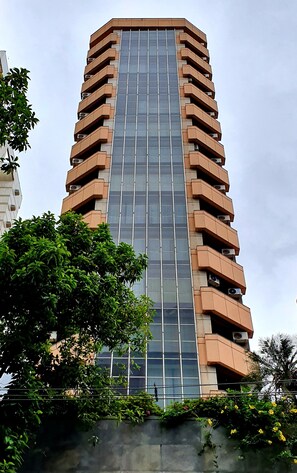 Vista frontal de la propiedad