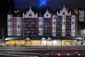 Fassade der Unterkunft – Abend/Nacht