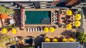 Pool med vattenfall