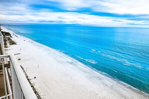 Utsikt mot strand/hav