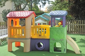子供用の遊び場 - 屋外