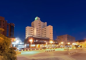 Vista frontal de la propiedad por la tarde o noche
