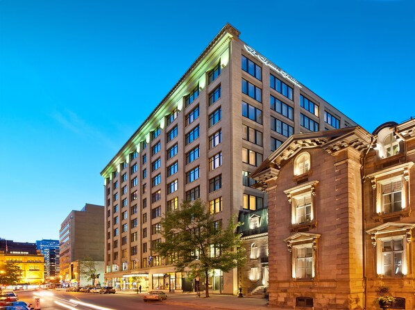Overnatningsstedets facade – aften/nat