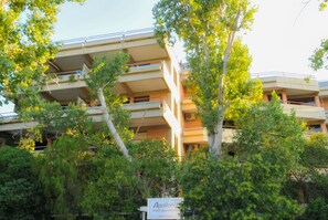 Vista frontal de la propiedad