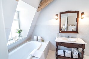Deep soaking bathtub