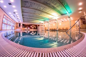 Indoor/outdoor pool