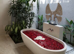 Deep-soaking bathtub