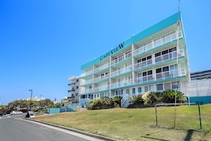 Vista frontal de la propiedad