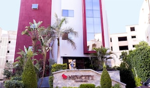 Vista frontal de la propiedad