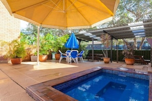Outdoor spa tub