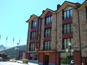 Vista frontal de la propiedad