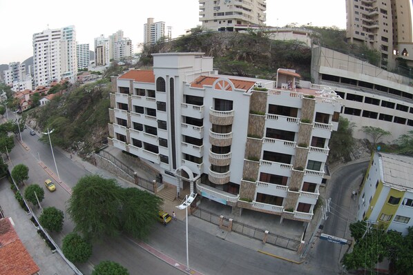 Vista frontal de la propiedad
