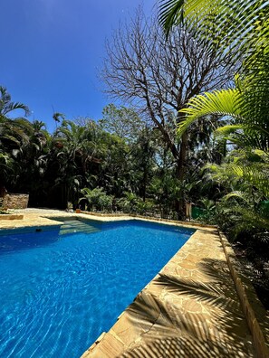 Vista frontal de la propiedad