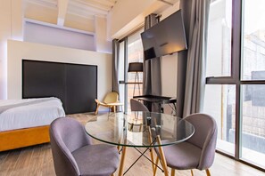 A dining space where sophistication and family warmth coexist beautifully.



