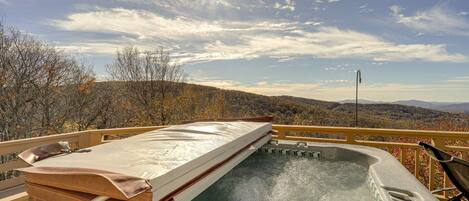 Beech Mountain Vacation Rental | 3BR | 3.5BA | 4,269 Sq Ft | Stairs Required