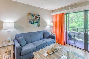 Living Room | Full Sleeper Sofa | Free WiFi | Smart TV