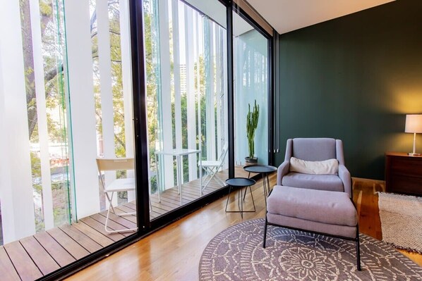 Balcony vibes and skyline sights.


