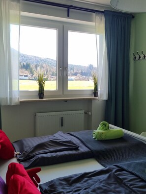 Ferienwohnung 4 Unternbergblick, 59 m², Balkon, WLAN-Aussicht von Bett im Schlafzimmer