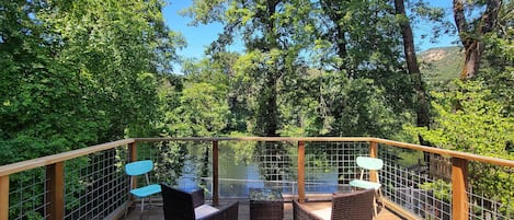 Sitting deck with Rogue River views