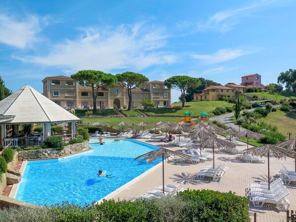 Nuage, Ciel, L'Eau, Plante, Propriété, Bâtiment, Bleu Azur, Piscine, Arbre, Chaise