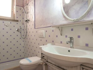 Plumbing Fixture, Property, Mirror, Tap, Building, Bathroom, Purple, Bathtub, Bathroom Sink, Sink