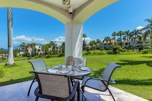 Outdoor dining for 4 on the lanai