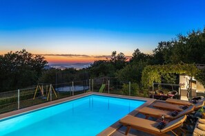 Spektakuläre Aussicht auf den Sonnenuntergang mit Blick auf die Stadt Split und das Meer in der Ferne