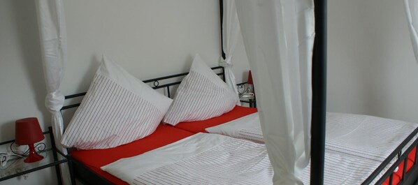 Schlafzimmer mit Doppelbett