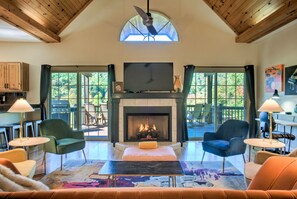 Living Area w/ Gas Fireplace, Vaulted Ceiling, and Modern Decor