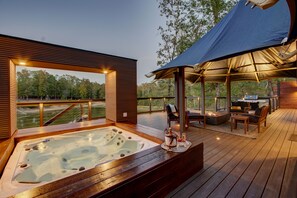 7Bluebird House overlooking pond hot tub