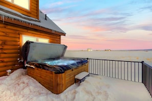 It's easier to brave the snow when you have a steaming hot tub to step into! Right off the side deck, the Bullfrog Hot Tub is the perfect spot to star gaze at night.