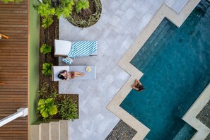 Poolside chat: the sun’s out, let’s catch up!
