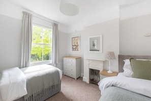 2nd bed room with 2 single bed
