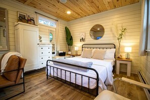 Queen bed.