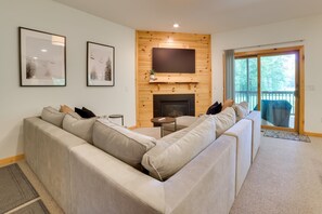 Living Room | Queen Sleeper Sofa | Fireplace | Flat-Screen TV