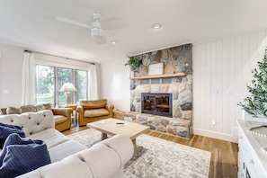 Living Room | Flat-Screen TV | Fireplace | Free WiFi | Open Floor Plan