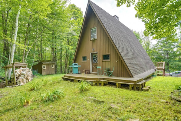 Becket Vacation Rental | 2BR | 1BA | 1,100 Sq Ft | Stairs Required to Enter
