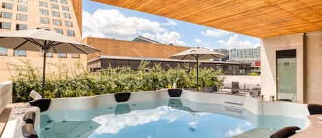 Outdoor spa tub