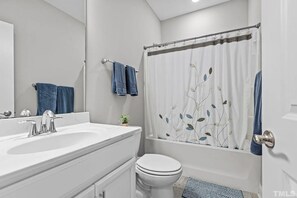 Bathroom 2 with tub/shower