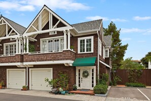 Coastal townhouse near downtown