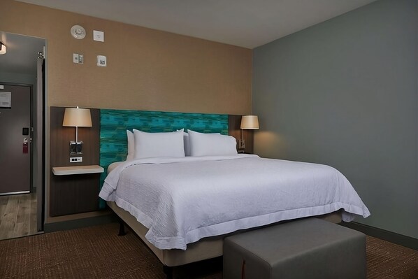 Unit with 1 King size bed. Exact unit will be assigned upon arrival. Views, colors and decor may vary.