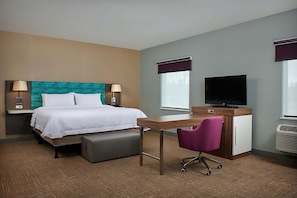 Unit with 1 King size bed. Exact unit will be assigned upon arrival. Views, colors and decor may vary.