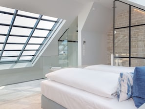 Tolles Schlafzimmer auf der Galerie mit gläserner Sauna