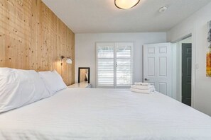 Bedroom w/ 1 Queen bed & att ensuite